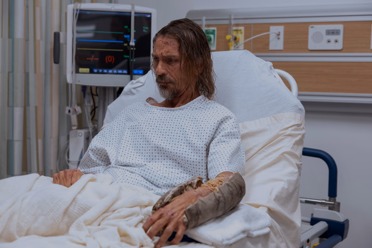 La Cabeza de Maquillaje de Pitt Revela las Heridas y Cortes Más Gruesos de la Segunda Temporada