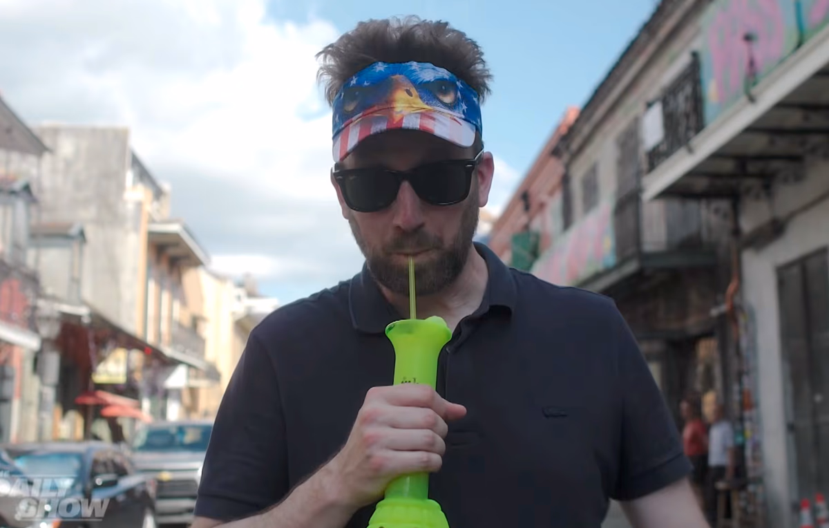 Jordan Klepper Celebra el 250 Aniversario de Estados Unidos con un Pirata Embriagado en Nueva Orleans
